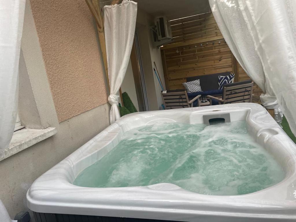 Suite Cosy&Jacuzzi เซอนง ภายนอก รูปภาพ
